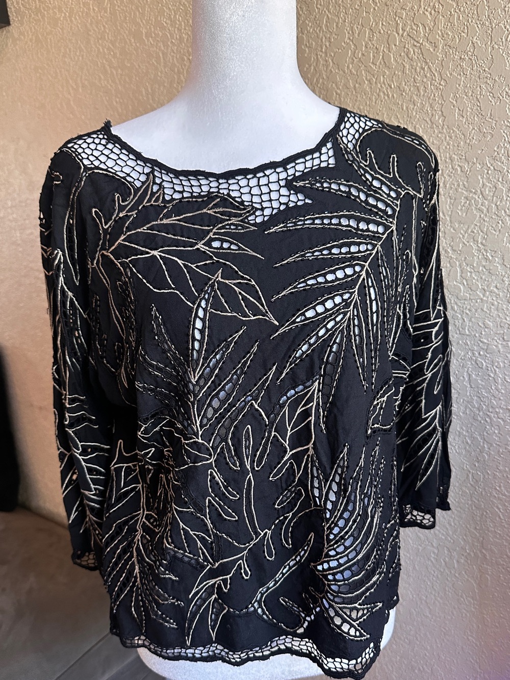 Vintage women's Faith Blouse size small
100% Rayon